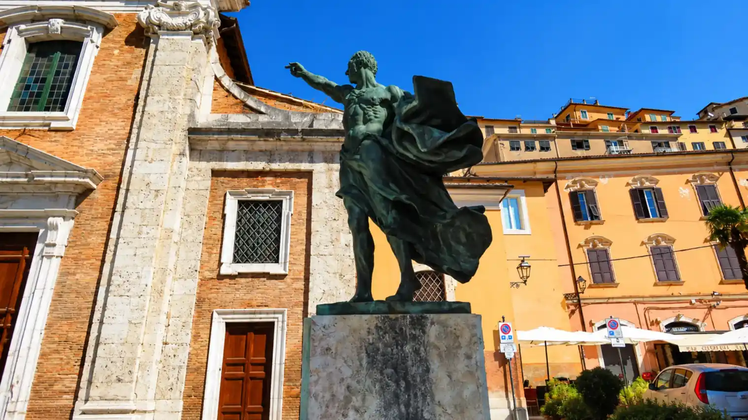 Piazza storica vicino al Benjoy Hotel