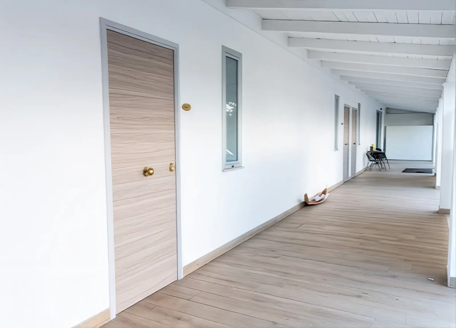 Corridoio coperto delle camere del Benjoy Hotel
