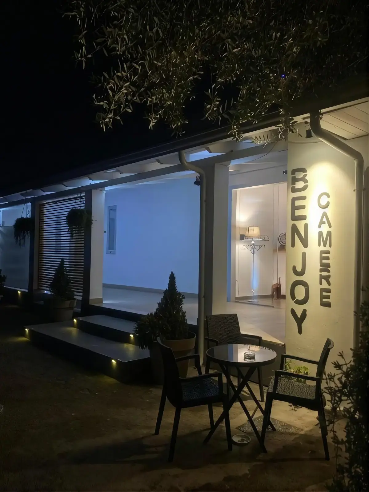 Ingresso del Benjoy Hotel illuminato di sera